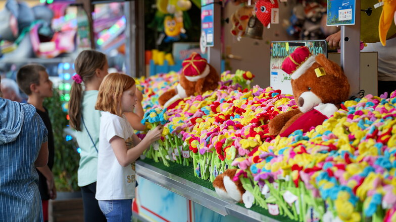 Eine Alternative zum Lose ziehen: Blumen pflücken und gegen Preise eintauschen.