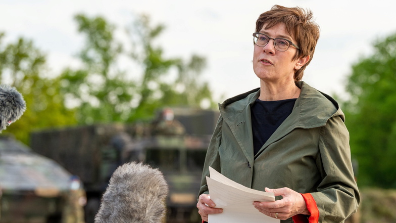 Verteidigungsministerin Annegret Kramp-Karrenbauer (CDU) hat ein Weltraumkommando in Dienst gestellt.