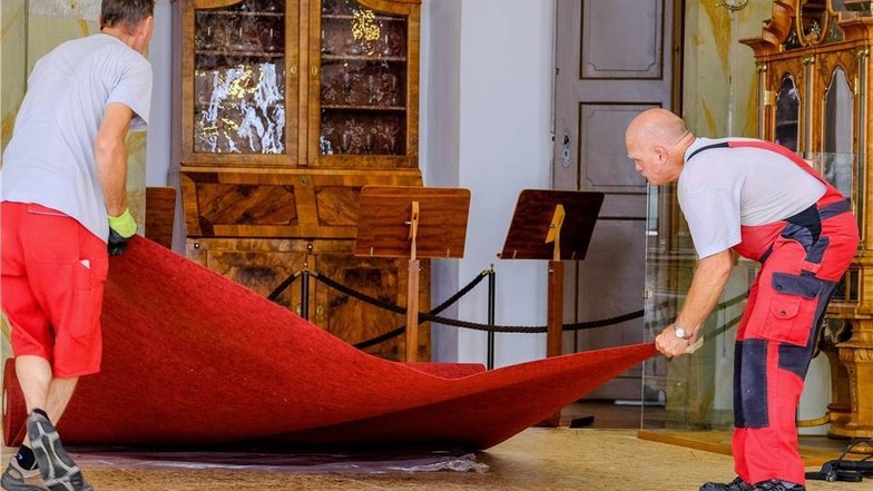 Den Abschluss bildet ein roter Teppich.