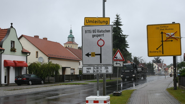 Ab hier, in der Ortsmitte von Rietschen, wird der Verkehr ab 20 Uhr am heutigen Abend von der Bundesstraße B 115 in Richtung
Boxberg umgeleitet.