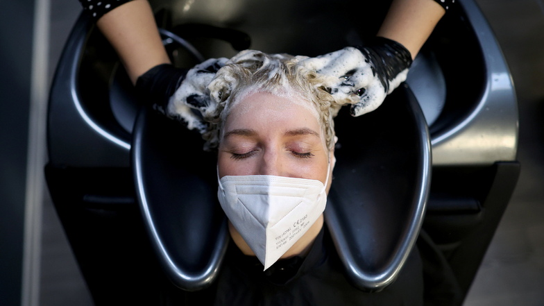 Friseure dürfen seit Montag ihren Betrieb nach coronabedingter wochenlanger Schließung unter strengen Hygieneauflagen wieder aufnehmen. Viele Kunden haben einen neuen Haarschnitt dringend nötig.