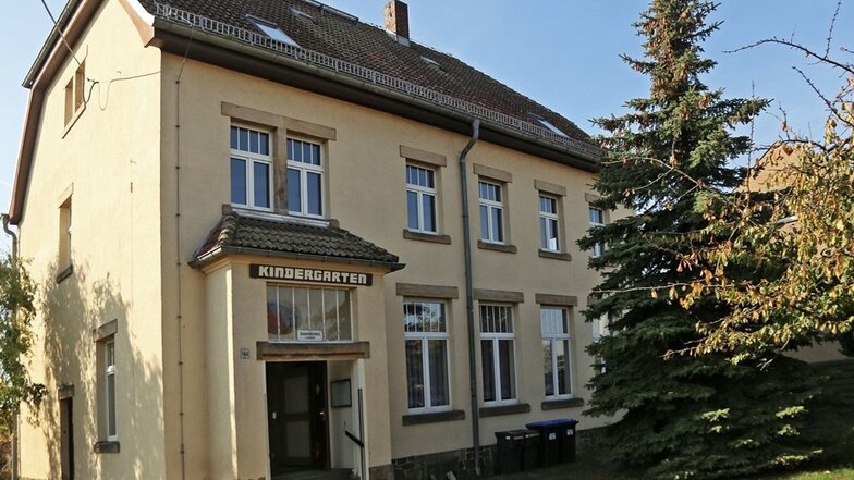In der alten Schule von Leutewitz, die später den Kindergarten beherbergte und heute als Gemeinschaftshaus genutzt wird, stehen die Bücherschränke der Dorfbibliothek.