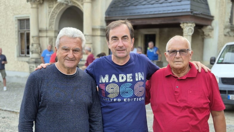 Zwei Legenden auf Schloss Schönfeld: Frieder Andrich (links) und Erich Hamann (rechts) stellten sich den Fragen von Moderator Uwe Karte beim Fußballabend.