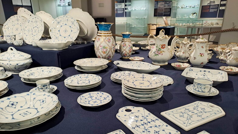 Mit dem Strohblumenmuster Indisch Blau verziertes Geschirr verkauften viele Porzellanfirmen, auch die schlesischen Fabriken. Die Ausstellung bietet eine Übersicht über alle Teile, die es in diesem Dekor gab.