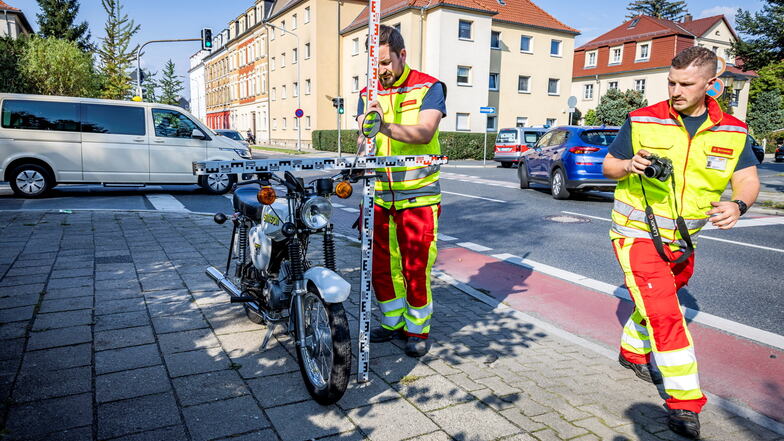 Der Fahrer dieser Simson stieß in Pirna-Copitz mit einem BMW zusammen.