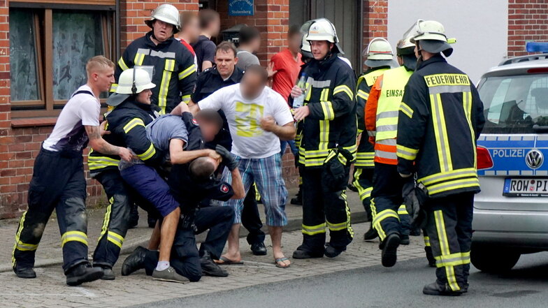 Drei Männer behindern nach einem tödlichen Unfall in Bremervörde in Niedersachsen die Arbeit der Rettungskräfte. Es kommt zu Handgreiflichkeiten. Bisher ist es in der Region Döbeln zu Beleidigungen und Bedrohungen gekommen.