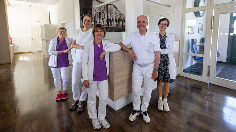 Das Team der Ortrander Hausarztpraxis, das jetzt auch die Praxisräume im Bahnhof mit nutzen kann: Schwester Tina, Sina Helbig, Schwester Carmen, Jens Reinheckel und Dr. Xenia Herda (v.l.)