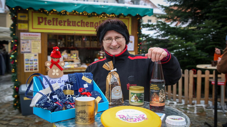 Ria Schirrmeister verkauft an der Glühweinbude auf dem Pulsnitzer Marktplatz nicht nur Glühwein.
