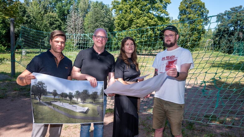 Vize-Bürgermeister Rico Söhnel, SPD-Landtagsabgeordneter Henning Homann, Ingenieurin Josephine Schöffel und Stephan Konrad vom Treibhausverein Döbeln (v.l.) freuen sich über den Bau der neuen Skateanlage in Roßwein.