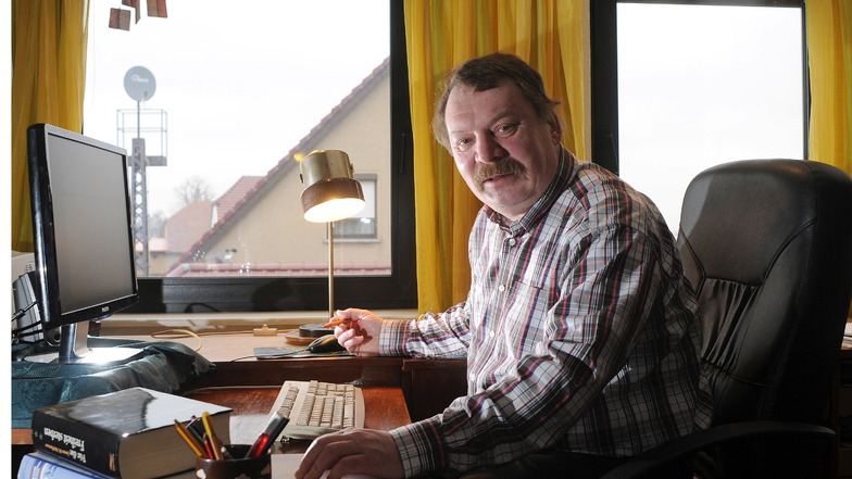 Der Schriftsteller Dieter Liebig in seinem Arbeitszimmer in Dittersbach.