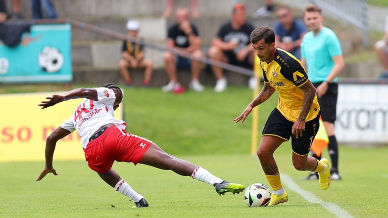 Oliver Batista Meier lässt Regensburgs Mansour Ouro-Tagba aussteigen. Am Ende verliert Dynamo Dresden im Testspiel gegen Zweitliga-Aufsteiger Jahn Regensburg 1:2.