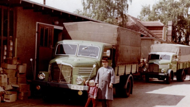 Birgit Zach als Kind mit ihrem Großvater auf dem Hof.