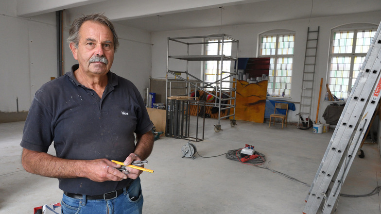 Manfred Keydel ist der Bauherr für die neue Spielbühne, die im ehemaligen Gemeindesaal in Freital-Döhlen entsteht.