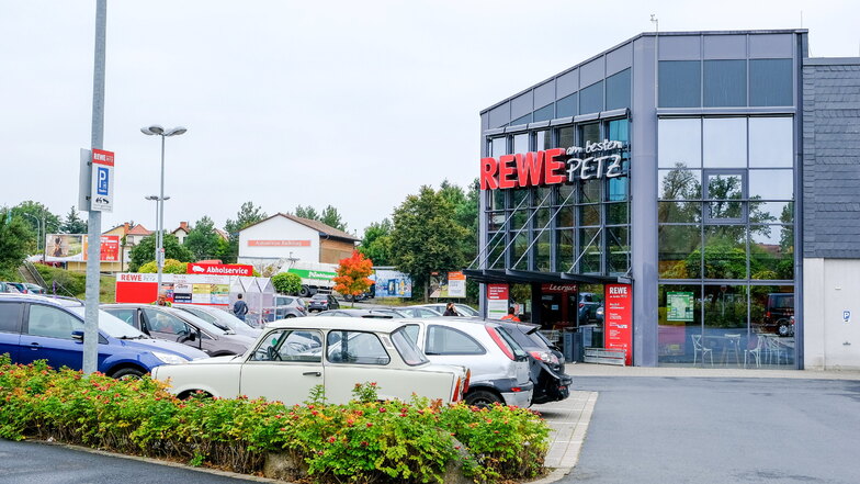 Der Rewe-Einkaufsmarkt in Radeburg soll komplett neu gebaut werden. Das alte Gebäude steht 30 Jahre und bleibt übergangsweise offen.