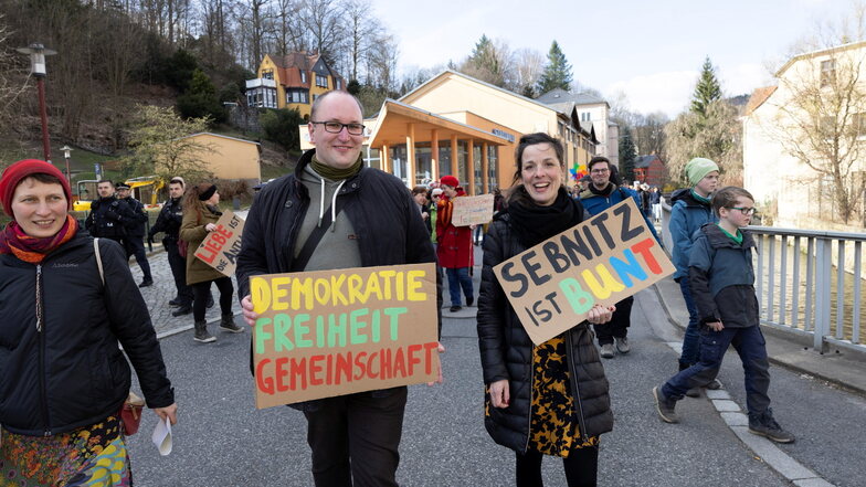 Sebastian Kreß und Maria Fischer haben auf ihre Schilder geschrieben, was ihnen wichtig ist. Rund 200 Sebnitzer haben sie am Sonntag unterstützt.