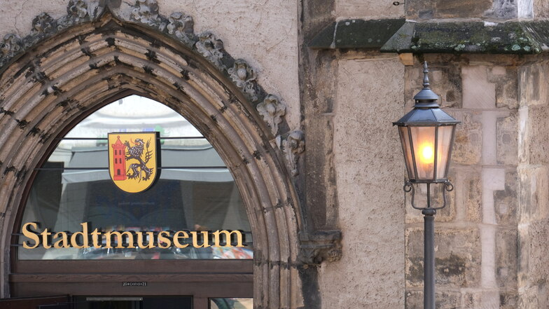 Dienstag, 13 Uhr: Die Laterne am Stadtmuseum ist in Betrieb.