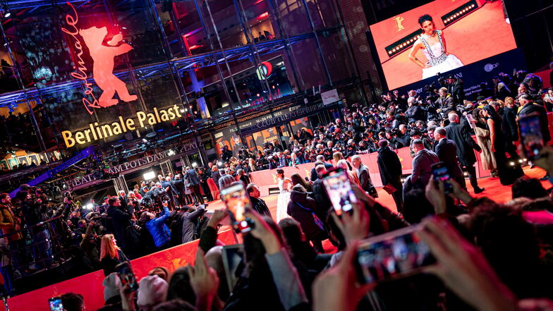 Fans bejubeln vor allem die Auftritte berühmter Schauspieler auf dem roten Teppich vor dem Berlinale-Palast am Potsdamer Platz in Berlin.