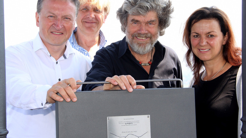 Heike und Reinhart Keßner mit Reinhold Messner bei der Einweihung des Gipfelbuchs auf dem Gusseisernen Turm im Sommer 2015.