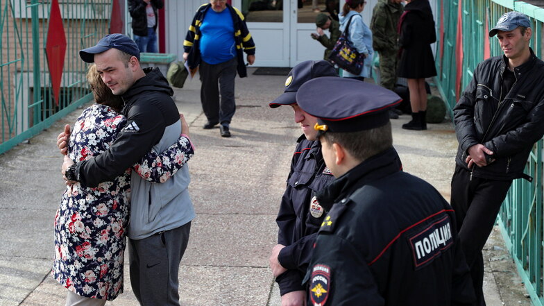 Ein russischer Rekrut umarmt zum Abschied seine Mutter in einem militärischen Rekrutierungszentrum in Wolgograd.