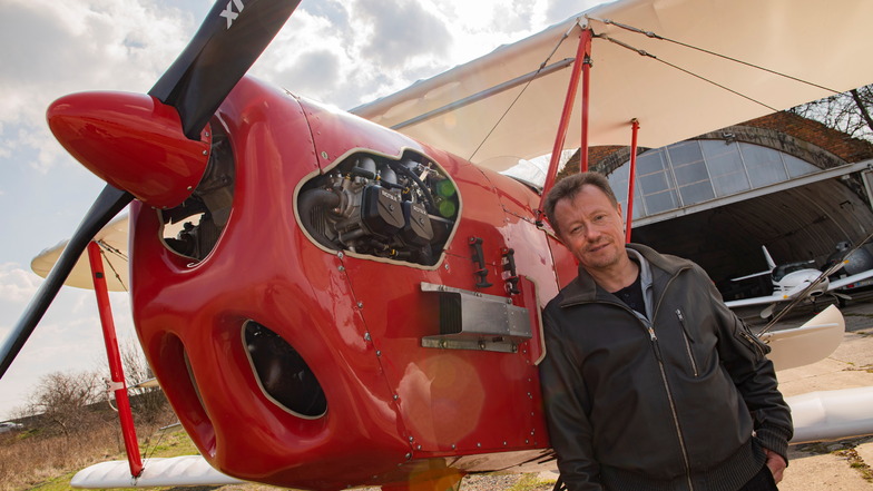 Wieder voll einsatzbereit: Jan Meißner, Inhaber der Großenhainer Flugschule Born-2-Fly, mit dem roten Doppeldecker. Die berühmte Maschine hat einen neuen Motor bekommen.