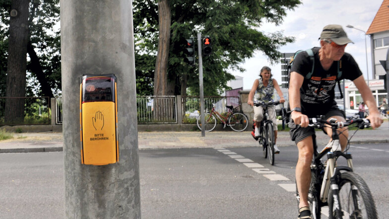 Dieser, mit Ampel versehene Fußgänger- und Radfahrer-Überweg an der Bautzener Straße, zwischen Ingenieurschule und Ecke Puschkinstraße, ist stark frequentiert und soll daher auch ein akustisches Signal erhalten.