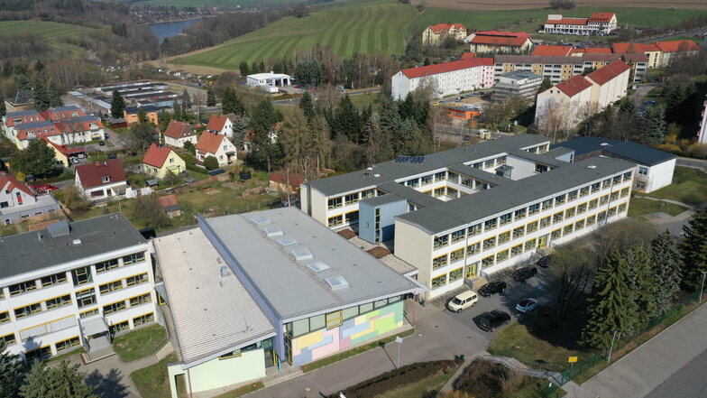 Das Glückauf-Gymnasium in Dipps ist ein großer Gebäudekomplex, aber nicht groß genug. Die nächsten Jahre wird es zu eng für die vielen Schüler.