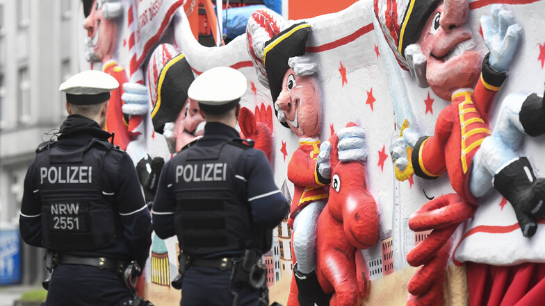Düsseldorf: Polizisten sichern den Rosenmontagszug. 