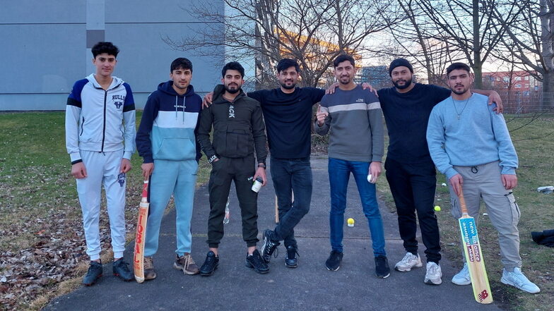 Einige der Männer, die sich jedes Wochenende zum Cricket-Training im Bautzener Wohngebiet Gesundbrunnen treffen.