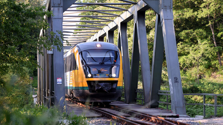 Ein Odeg-Zug fährt auf der Neißetalbahn zwischen Zittau und Görlitz.