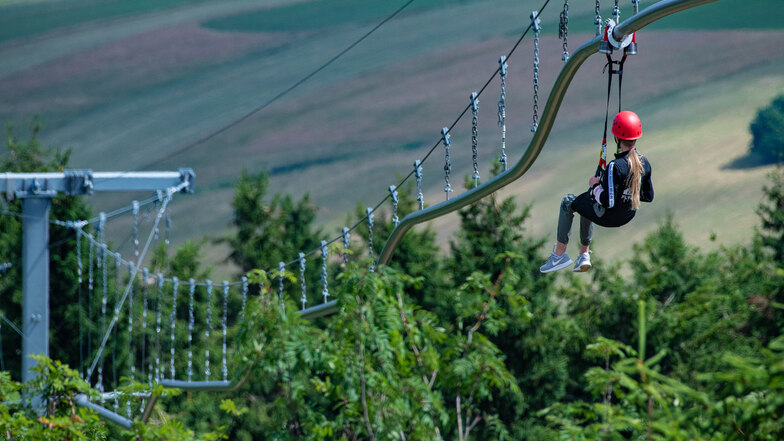 Mit 1.550 Metern ist auf dem Fichtelberg die längste Flyline Europas. Sie ist eine Mischung aus Seilrutsche, Sommerrodel- und Achterbahn.