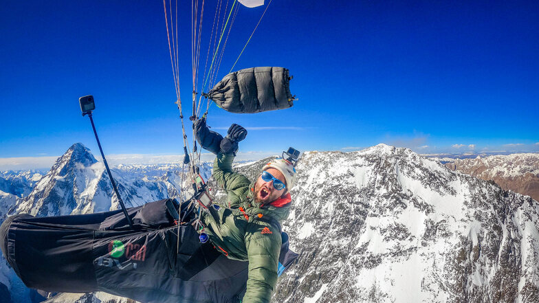 Das Team um den französischen Paraglider Antoine Girard nimmt Kurs auf den Karakorum und erkundet in Summits in the Sky mit Gleitschirmen den Luftraum zwischen den mächtigen Acht- und Siebentausendern der Region.