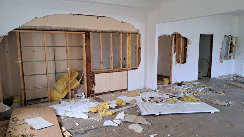 Ein Blick in das Innere des einstigen Direktorenhauses von Christoph & Unmack. Inzwischen ist das in Holzständerbauweise errichtete Haus durch Vandalismus sehr zerstört.