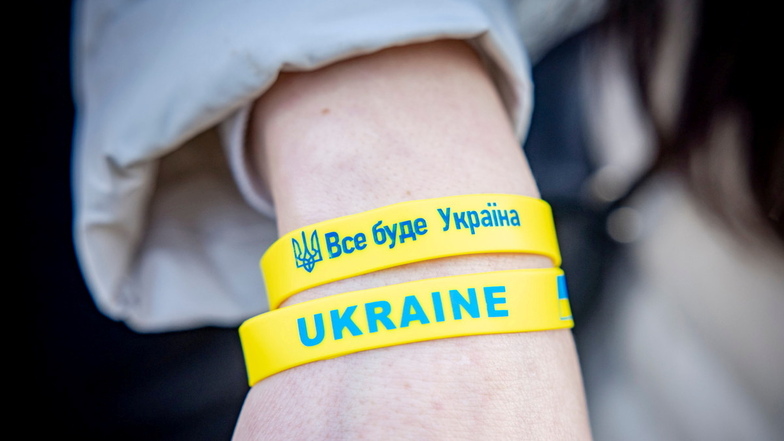 Dreizack am Handgelenk von Yevheniia Parchomovych. Die Losung bedeutet, dass die Ukraine kein Territorium an Russland abtreten wird.