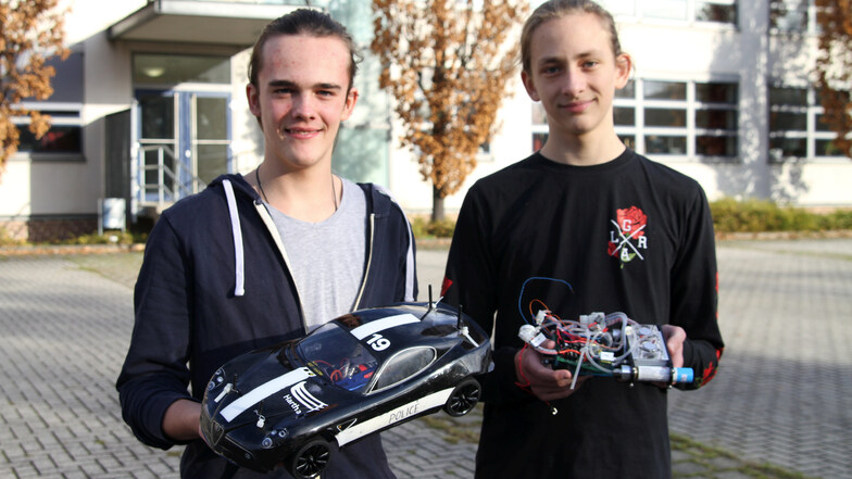 Linus Schnack (links) und Jan Richber sind neu im Renn-Team des Luther-Gymnasiums Hartha. Bei den ersten Testrennen kamen die Harthaer auf Rang vier ein.