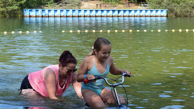 Beim Städtewettkampf im Bernsdorfer Waldbad waren zehn ungewöhnliche Stationen zu bewältigen, darunter war das Fahrrad fahren im Wasser.