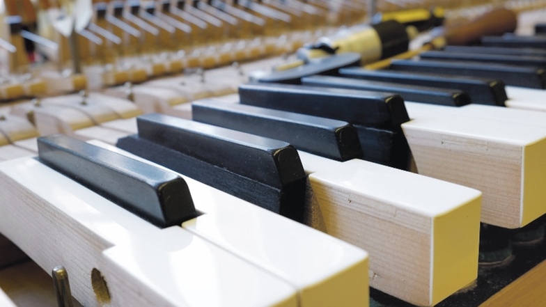 Klavierbau ist Handarbeit. Jede Taste wird individuell eingebaut.