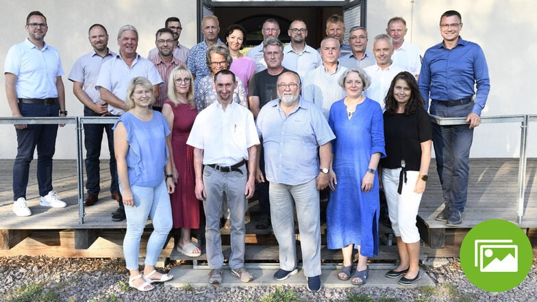 Das ist der neue Stadtrat von Wilsdruff. Links der Beigeordnete Carsten Hahn, rechts Bürgermeister Ralf Rother (beide CDU). Es fehlt Uta-Verena Meiwald.