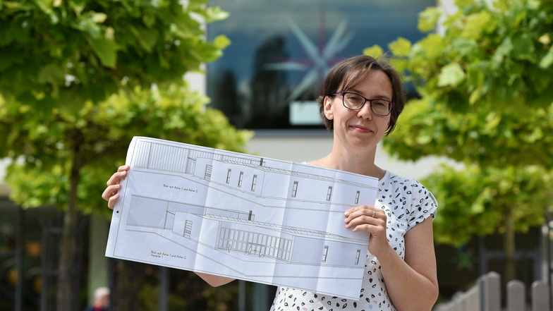 Sterne-Sprecherin Jacqueline Schröpel zeigt auf dem Plan, wie die neue große Halle einmal neben der bestehenden aussehen soll.
