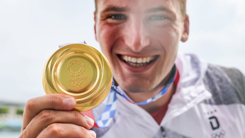 Das ist das Ding! Tom Liebscher und seine olympische Goldmedaille, die zweite nach 2016 in Rio de Janeiro.