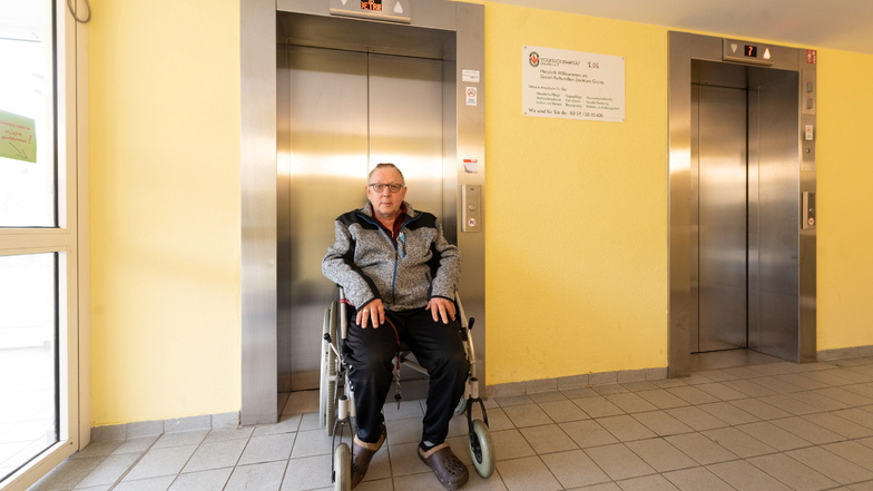 Jürgen Schramm wohnt in einem Grunaer Hochhaus in der 14. Etage. Wenn der Aufzug nicht fährt, hat der Rollstuhlfahrer ein massives Problem.