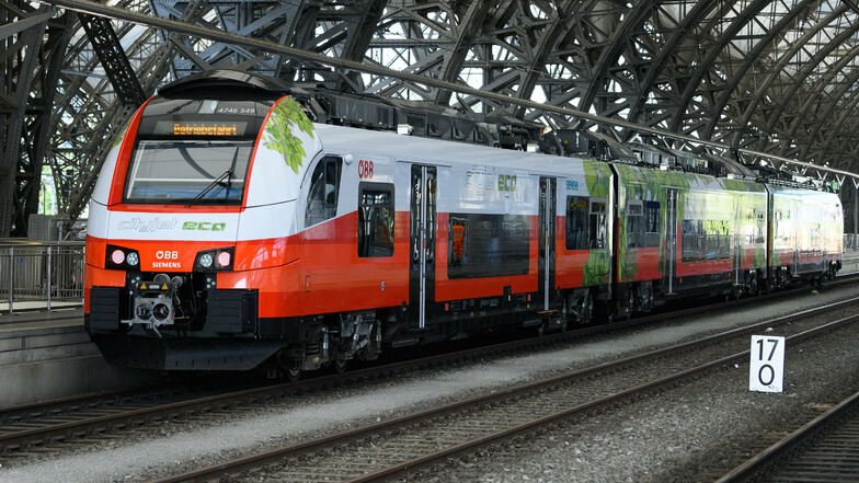 Äußerlich sieht dieser Triebwagen auf dem Dresdner Hauptbahnhof aus wie ein ganz gewöhnlicher Zug. Doch er bezieht seine Energie nicht aus Diesel, sondern aus einer Elektrobatterie - und damit rollte er jetzt testweise nach Königsbrück.