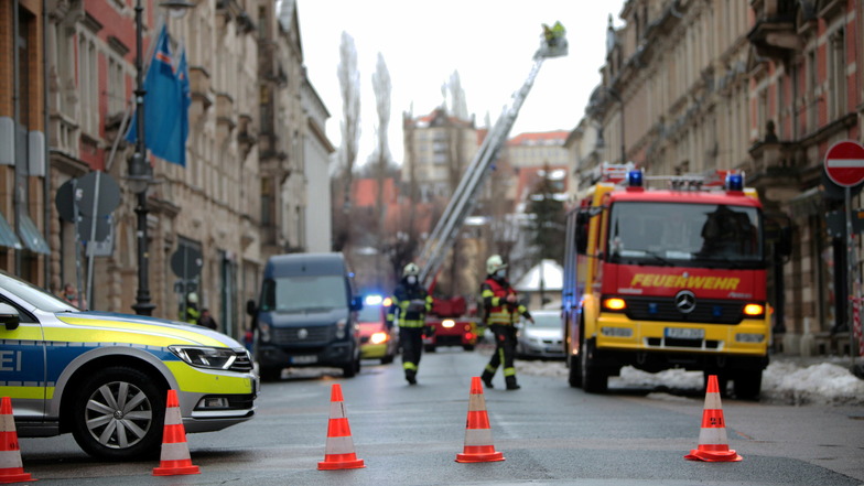Als die Feuerwehr auf der Gartenstraße Eis an Dächern entfernte, wurde der Bereich gesperrt, damit niemand die Gefahrenzone betritt.