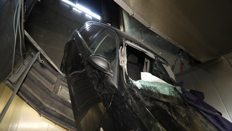 Am Sonntagmittag stürzte eine 33-Jährige mit ihrem BMW in den Aufzugsschacht einer Tiefgarage in der Dresdner Neustadt.