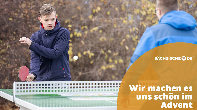 Die Schüler Niclas (l.) und Armin aus der 11. Klasse des Werner von Siemens Gymnasiums Großenhain spielen in der Pause auf einer neuen Tischtennisplatte an der Hohen Straße.