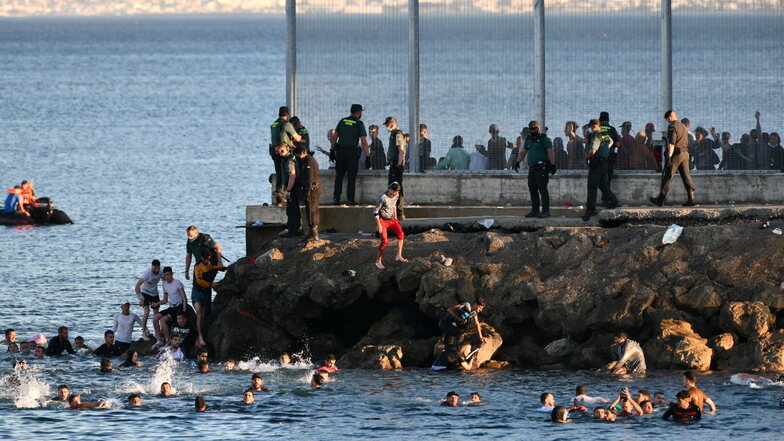 Tausende schwimmen nach Ceuta