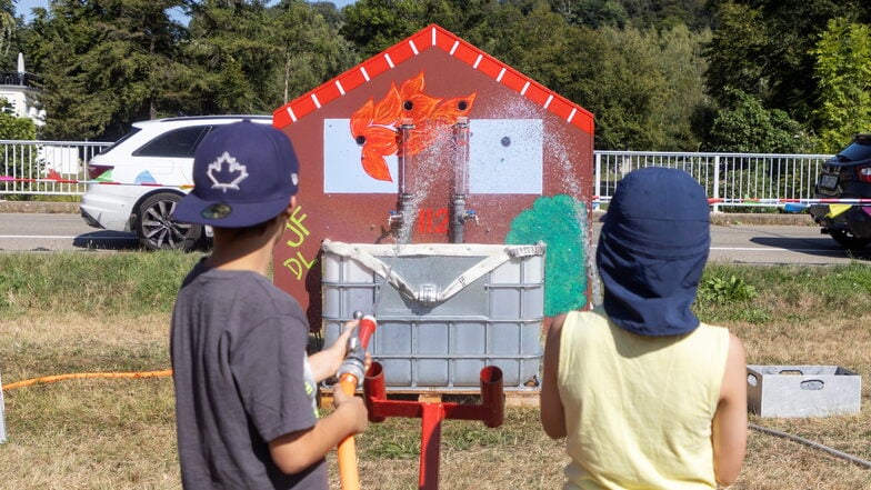 Beim Dorffest in Grunau konnte ein imaginäres Feuer gelöscht werden. Bei der Hitze hätte so mancher Gast die Ausrüstung zur Abkühlung gern zweckentfremdet.