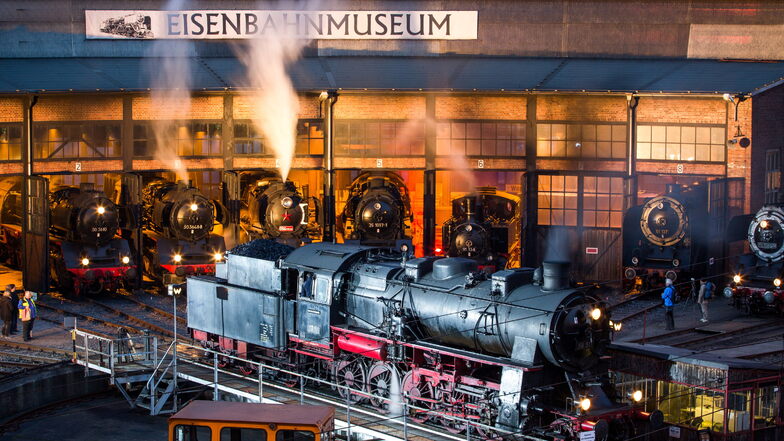 Schwere Lokomotiven unter Dampf - auch Fototermine sind beim Dampfloktreffen geplant - abends und nachts.