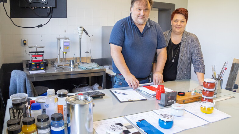 Bianca und Michael Schäfer im Kreativraum von Höpner Lacke. Hier werden neue Produkte und Absatzmöglichkeiten für das Nieskyer Unternehmen erdacht.