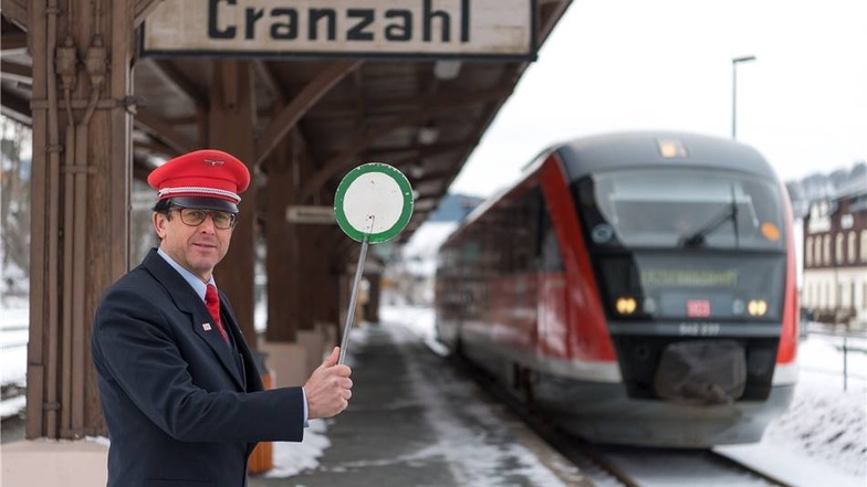 Hoch die Kelle: Fahrdienstleiter Heiner Riedel steht auf einem Bahnsteig im Bahnhof Cranzahl.