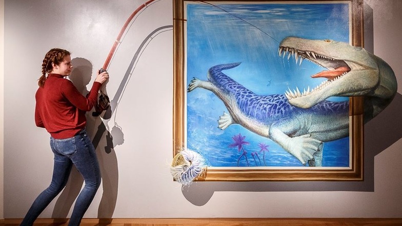 Zähne zeigen: Elisabeth Striese angelt sich in der Ausstellung im Senckenberg Naturkundemuseum einen Nothosaurus.